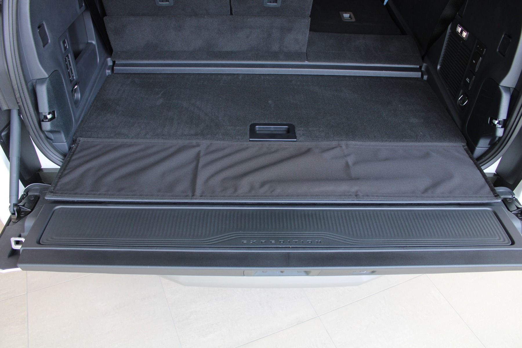 Lincoln Navigator L Tailgate Piece